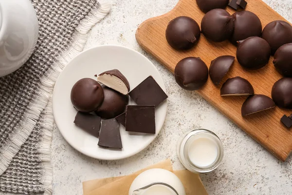 Tányér Édes Csokoládé Madár Tej Cukorka Kancsó Tej Konyhaasztalon — Stock Fotó