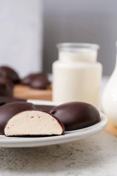 Tányér Édes Csokoládé Madár Tej Cukorka Közelkép — Stock Fotó