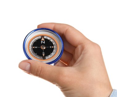 Beyaz arka planda pusula tutan kadın, yakın plan