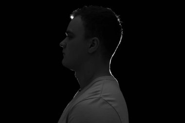 Siyah arka planda genç bir adamın silueti
