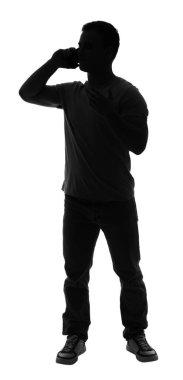 Beyaz arka planda cep telefonuyla konuşan genç adamın silueti