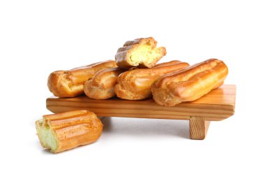 Beyaz arka planda izole edilmiş nefis ekinlerle ahşap tahta.