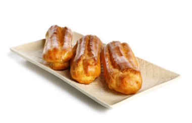 Beyaz arka planda tatlı eklerli tabak