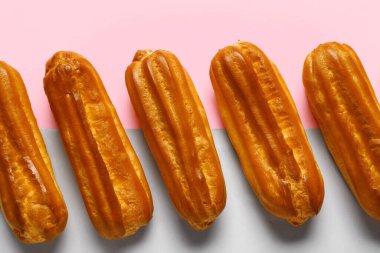 Renkli arka planda tatlı eklerlerin satırı, yakın plan