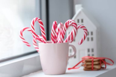 Pencere kenarında şeker kamışlarıyla dolu bir fincan.