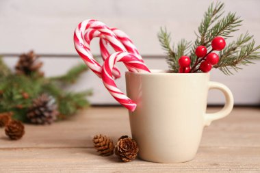 Lezzetli şeker kamışları, köknar dalı ve tahta masanın üzerindeki koniler.