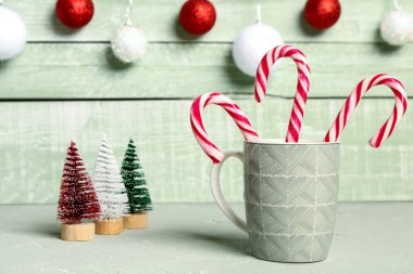 Lezzetli şeker kamışları ve masada Noel süsü olan bir fincan.