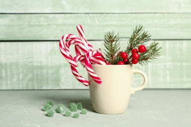 Bir fincan lezzetli şeker kamışı, köknar dalı ve Noel süsü.