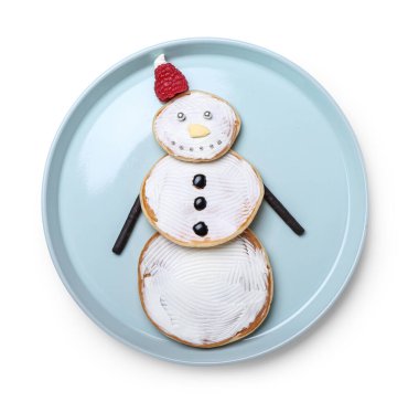 Beyaz arka planda kardan adam şeklinde lezzetli gözlemeler.