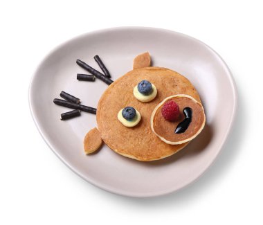 Beyaz arka planda leziz ren geyiği gözlemeleri olan tabak.