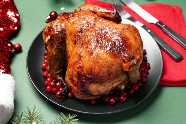 Yeşil arka planda lezzetli tavukla Noel sofrası, yakın plan.