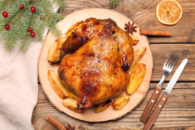 Noel sofrası, lezzetli tavuk ve ahşap arka planda patates.