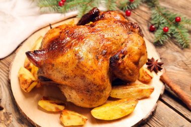 Ahşap masada leziz tavuk ve patates tabağı, yakın plan.