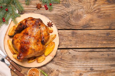 Noel sofrası, lezzetli tavuk ve ahşap arka planda patates.