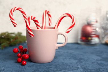 Renkli masada bir fincan lezzetli şeker kamışı.