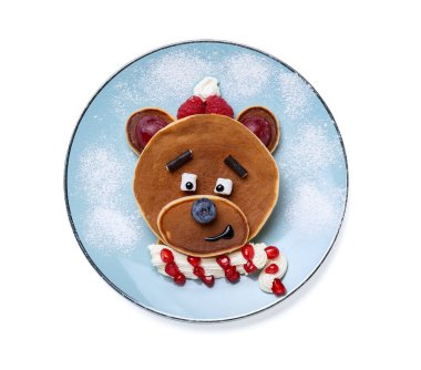 Beyaz arka planda krep, meyve ve krem şantili ayı tabağı