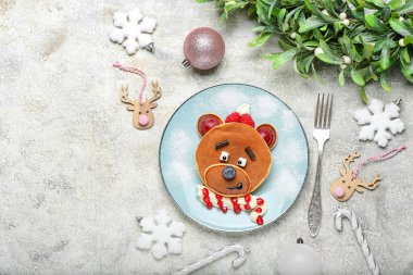 Kreplerden, meyvelerden ve grunge masasında Noel dekorundan yapılmış bir tabak.