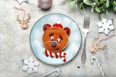 Kreplerden, meyvelerden ve grunge masasında Noel dekorundan yapılmış bir tabak.