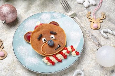 Kreplerden, meyvelerden ve noel dekorundan yapılmış tabaklar grunge masasında, yakın plan.