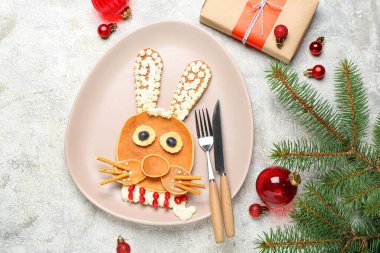 Krep, meyve ve Noel dekorundan yapılmış tavşanlı tabak.