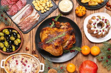 Noel sofrasında lezzetli et ve ahşap arka planda hamur işleri.