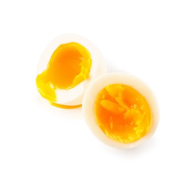 Beyaz arka planda dilimlenmiş rafadan yumurta.