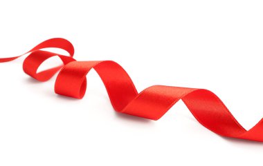 Beyaz arkaplanda kırmızı saten kurdele izole edildi