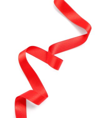 Beyaz arkaplanda kırmızı saten kurdele izole edildi