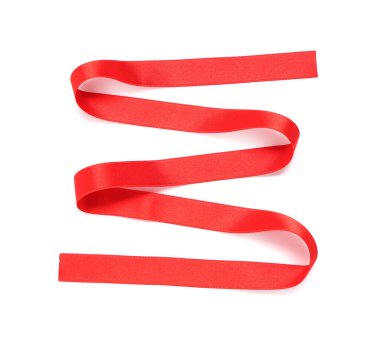 Beyaz arkaplanda kırmızı saten kurdele izole edildi