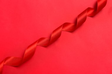 Kırmızı arkaplanda saten kurdele