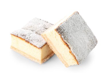 Beyaz zemin üzerinde şeker tozu olan lezzetli peynirli turta parçaları.