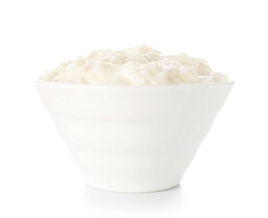 Beyaz arka planda lezzetli sütlaçlı kase.