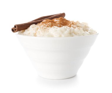 Beyaz arka planda lezzetli sütlaç ve tarçınlı kase.