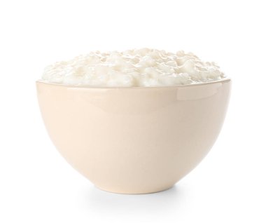 Beyaz arka planda lezzetli sütlaçlı kase.