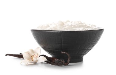 Lezzetli sütlaç ve beyaz arka planda vanilyalı çubuklar.