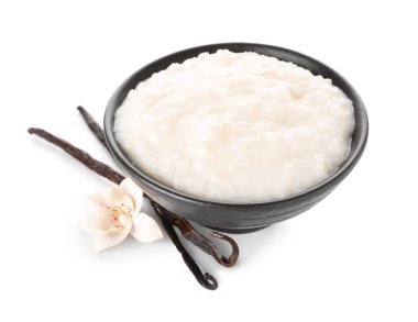 Lezzetli sütlaç ve beyaz arka planda vanilyalı çubuklar.