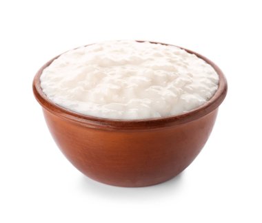 Beyaz arka planda lezzetli sütlaçlı kase.