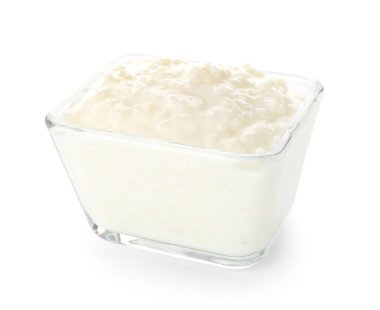 Beyaz arka planda lezzetli sütlaçlı kase.