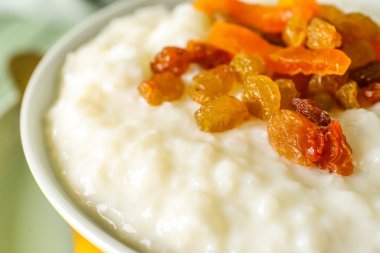 Lezzetli sütlaç, kuru üzüm ve kurutulmuş kayısı, yakın plan.