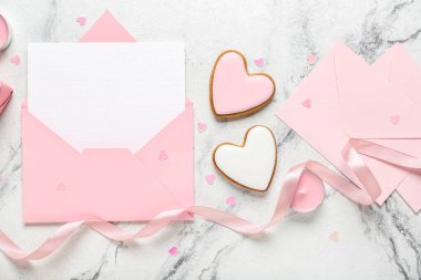 Kurabiyeli boş mektup ve grunge arkaplanda hediye. Sevgililer Günü kutlaması