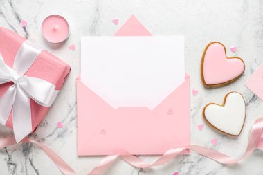 Kurabiyeli boş mektup ve grunge arkaplanda hediye. Sevgililer Günü kutlaması