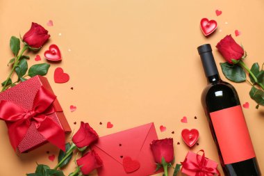 Gül çerçevesi, zarf ve bej arka planda şarap. Sevgililer Günü kutlaması