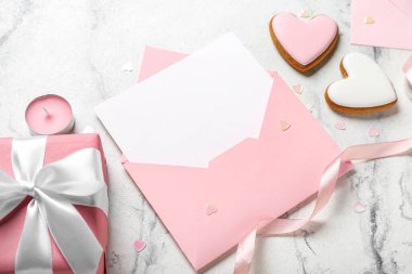 Kurabiyeli boş mektup ve grunge arkaplanda hediye. Sevgililer Günü kutlaması