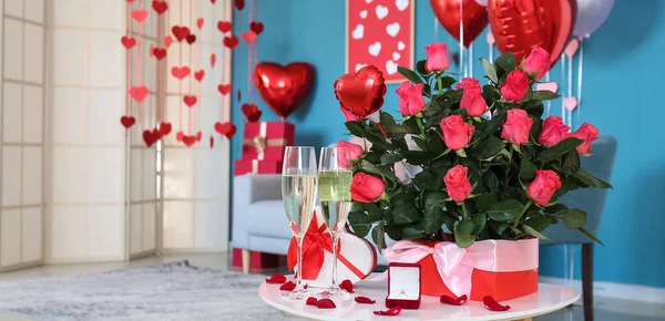Regalo Con Anello Fidanzamento Bicchieri Champagne Rose Fresche Sul Tavolo — Foto Stock