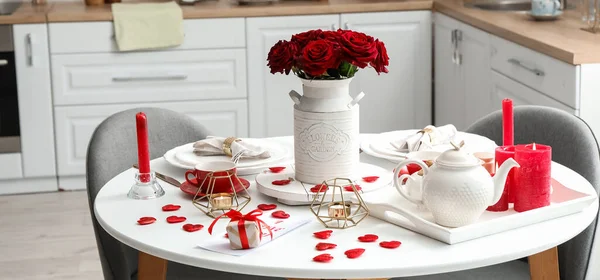 발렌티나의 축하를 즐거운 식탁을 집에서 준비하는 — 스톡 사진