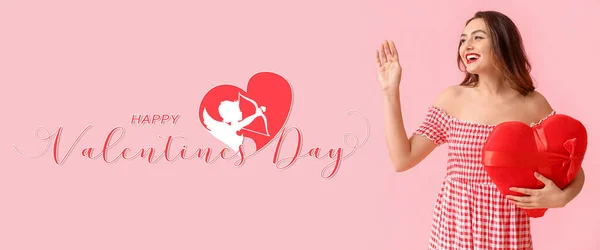 Baner Walentynki Piękną Młodą Kobietą Trzymającą Czerwone Serce Różowym Tle — Zdjęcie stockowe