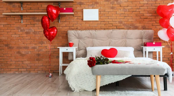Стильна Спальня Прикрашена Святкуванням Дня Святого Валентина — стокове фото