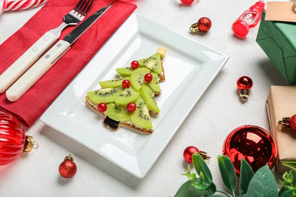 Plate Tasty Christmas Tree Pancake Fruits Decorations Light Background — Stock Photo, Image