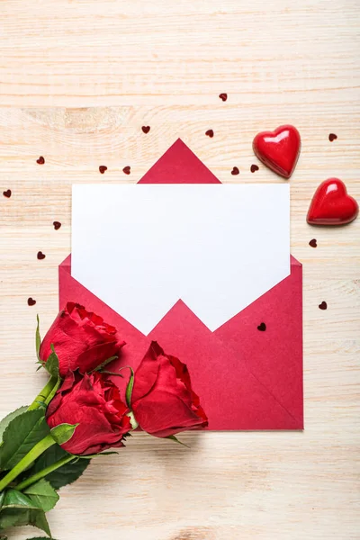 Carta Branco Com Rosas Doces Corações Sobre Fundo Madeira Celebração — Fotografia de Stock