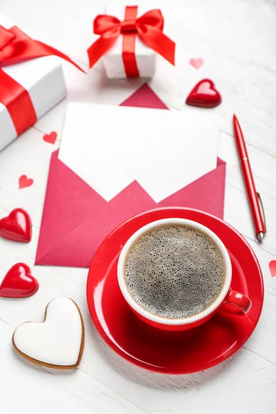 白い木の背景にコーヒー ギフトやキャンディーのカップと空白の手紙 バレンタインデーのお祝い — ストック写真